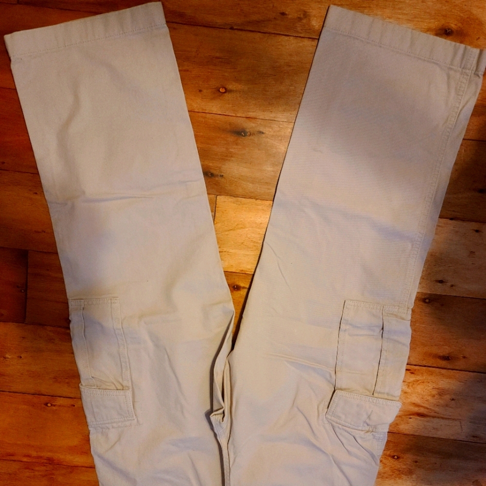 NWOT Old Navy cargo pants - Picture 2 of 3